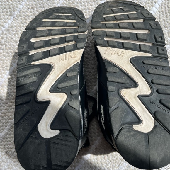 Nike Airmax Sneakers Black and White. Size US 3Y. Great for back to school. - Picture 2 of 4